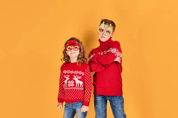 Enfants en pull de Noël rouge chaud — Photo