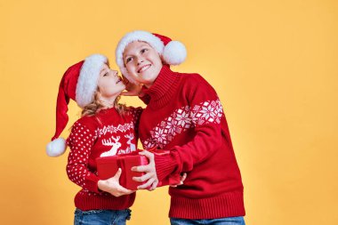 Noel Baba şapkalı şirin çocuklar.