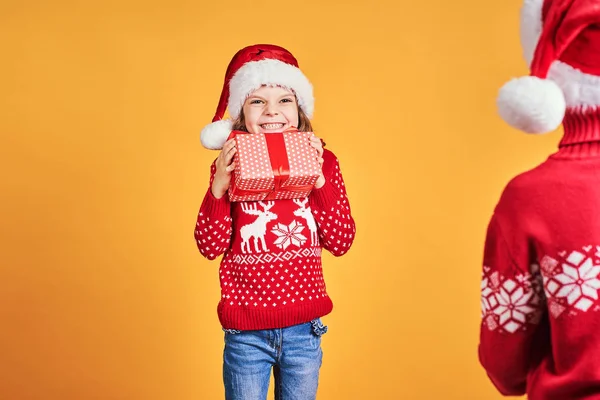 Щасливі діти тримають червоні подарункові коробки — стокове фото