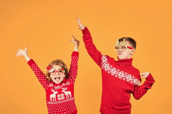 Enfants en pull de Noël rouge chaud — Photo