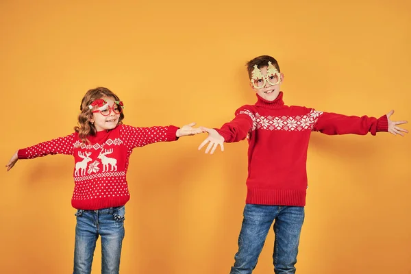 Enfants en pull de Noël rouge chaud — Photo