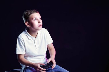 Heyecanlı çocuk stüdyoda video oyunu oynuyor