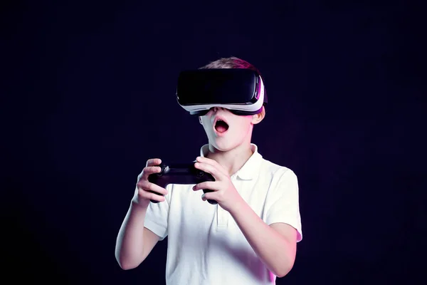 Menino em óculos VR brincando com gamepad — Fotografia de Stock