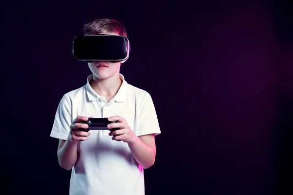 Menino em óculos VR brincando com gamepad — Fotografia de Stock
