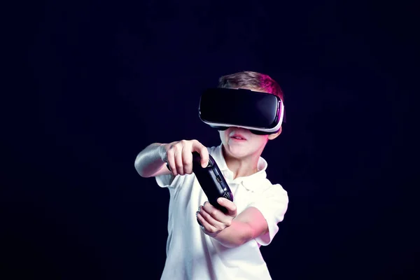 Garçon en VR lunettes de jeu avec manette de jeu — Photo