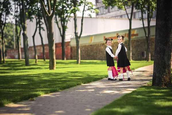 Πορτραίτο του Happy Καυκάσιος νέος χαμογελαστός κορίτσια φορώντας το σχολικό σακίδιο έξω από το δημοτικό σχολείο. Παιδιά μετά τα μαθήματα που πηγαίνουν σπίτι. Τέλος της μελέτης. Καλοκαίρι — Φωτογραφία Αρχείου