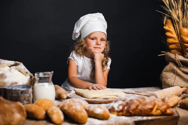 Liten flicka knåda deg på bordet — Stockfoto