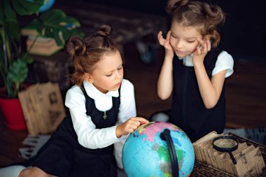 İkizler dünyayı inceliyor