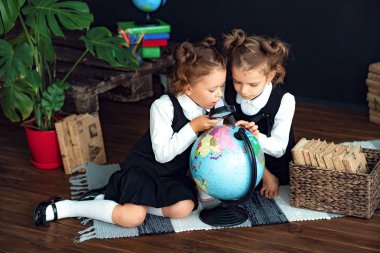 İkizler dünyayı inceliyor