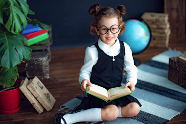 Okulda ders kitabı ile Akıllı kız