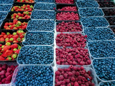 Gıda pazarı durak plastik tepsiler çeşitli taze çilek Meyveler