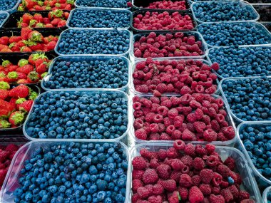 Gıda pazarı durak plastik tepsiler çeşitli taze çilek Meyveler