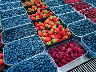 Gıda pazarı durak plastik tepsiler çeşitli taze çilek Meyveler