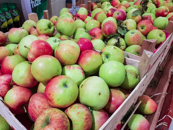 Surtido de frutas frescas en el mercado — Foto de Stock