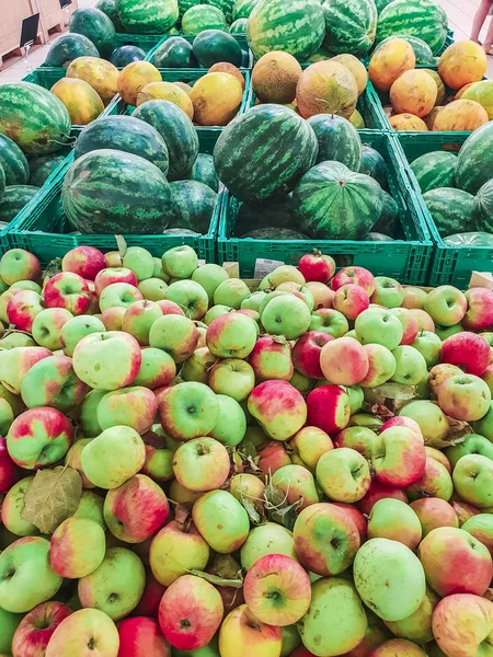 Surtido de frutas frescas en el mercado — Foto de Stock
