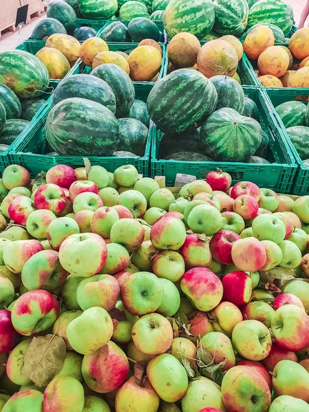 Surtido de frutas frescas en el mercado — Foto de Stock