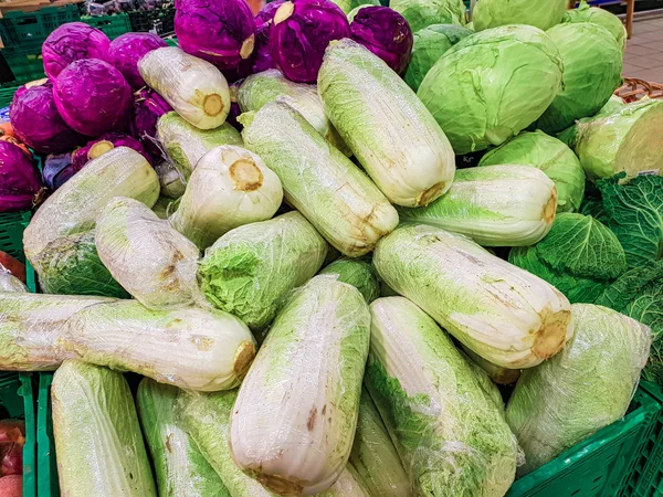 Variedad de verduras verdes en un supermercado. El consumo de verduras verdes ha aumentado en los últimos años, a medida que más personas intentan seguir un estilo de vida saludable. — Foto de Stock