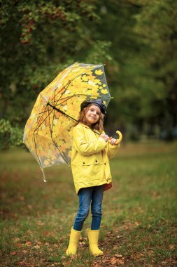 Kauçuk çizmeler şemsiye ile Mutlu komik çocuk kız