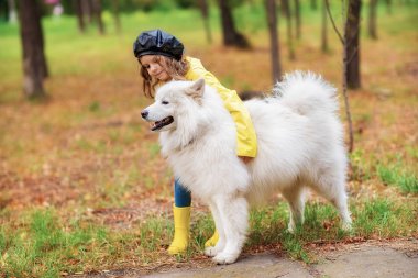 Açık bir parkta güzel bir köpek ile bir yürüyüş güzel kız