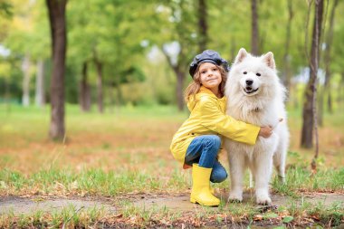 Açık bir parkta güzel bir köpek ile bir yürüyüş güzel kız