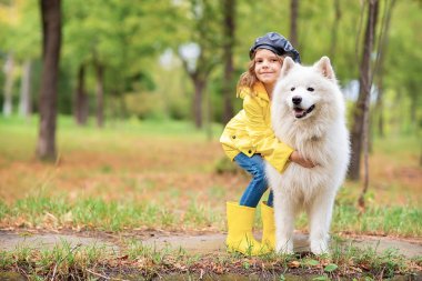Açık bir parkta güzel bir köpek ile bir yürüyüş güzel kız