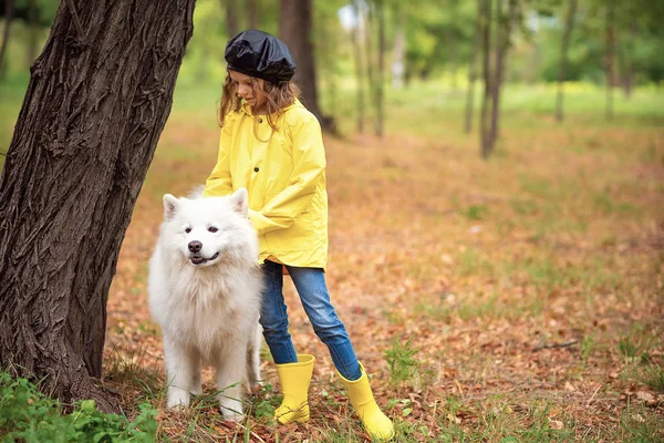 Любимая девушка на прогулке с красивой собакой в парке под открытым небом — стоковое фото