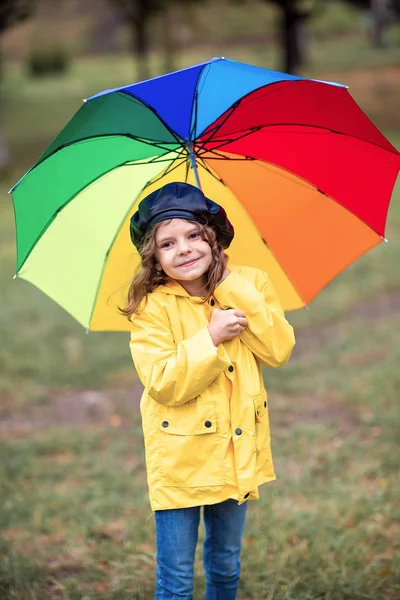 Счастливая смешная девочка с зонтиком в резиновых сапогах — стоковое фото
