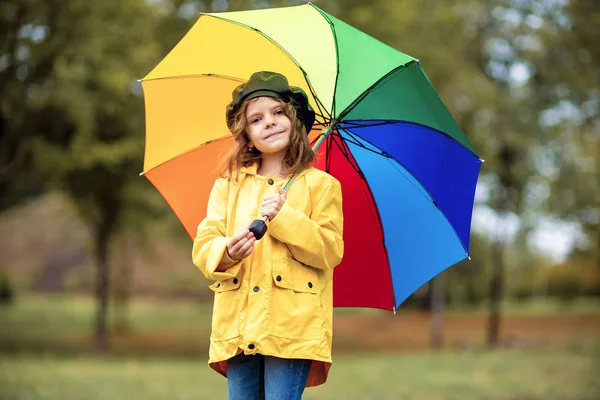 Счастливая смешная девочка с зонтиком в резиновых сапогах — стоковое фото