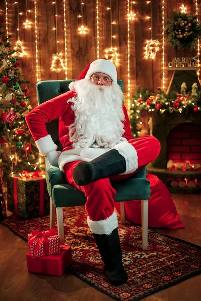 Foto de Papai Noel feliz em óculos olhando para a câmera — Fotografia de Stock