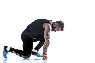 Beyaz arka planda siluet stüdyosunda koşan beyaz bir genç koşucu..