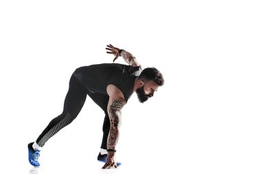 Beyaz arka planda siluet stüdyosunda koşan beyaz bir genç koşucu..