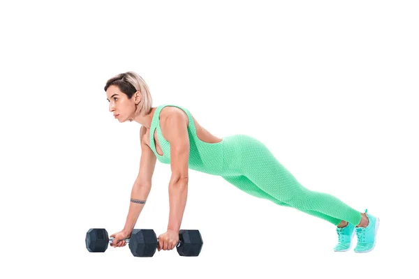 Vrouw doen plank oefening op halters geïsoleerd over witte achtergrond — Stockfoto