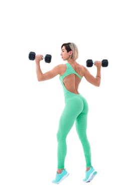 Dambılı güçlü bir kadın. Beyaz arka planda spor giysili kadın fotoğrafı. Arka plan