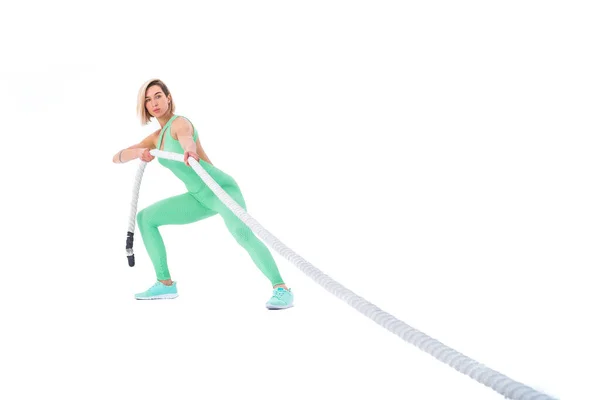 Mulher fazendo exercícios com corda de batalha. — Fotografia de Stock