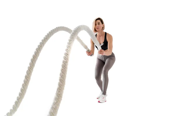 Mulher fazendo exercícios com corda de batalha. — Fotografia de Stock