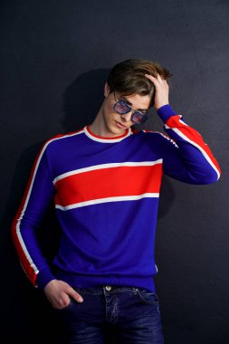 Güneş gözlüklü şık bir genç adam.