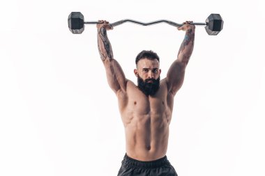 Beyaz arka plan üzerinde dambılla egzersiz yapan kaslı vücut geliştirici adam.