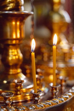 Mumlar tapınaktaki şamdanda.
