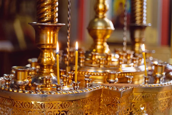 Kaarsen in de kandelaar in de tempel — Stockfoto