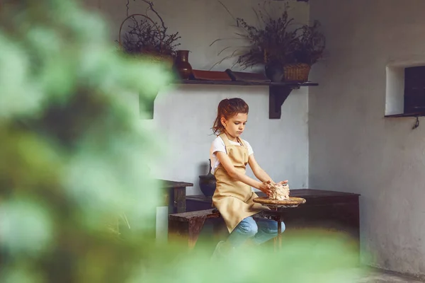 Καλαίσθητος τεχνίτης κοριτσάκι απολαμβάνοντας κεραμική τέχνη και τη διαδικασία παραγωγής. Παραγωγή κεραμικών πιάτων — Φωτογραφία Αρχείου