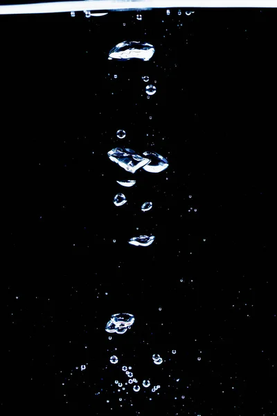 Waterbellen geïsoleerd op zwart — Stockfoto