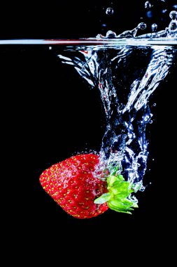 Suya dökülen bir çilek