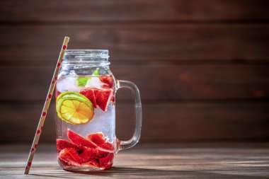 Limonlu, limonlu ve çilekli cam şişeli meyve suyu. sağlıklı beslenme, içecekler, diyet ve detoks kavramı