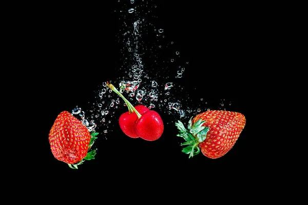 Frische Früchte mit Eiswürfeln auf weißem Hintergrund, isoliert — Stockfoto