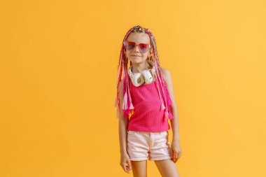 Parlak elbiseli, kulaklıklı ve parlak saçlı çılgın, modaya uygun DJ kız. Disko, parti