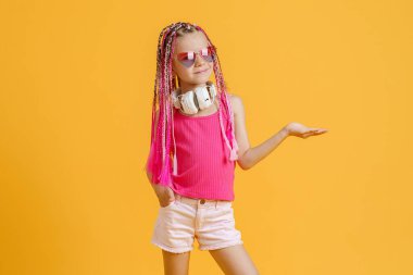 Parlak elbiseli, kulaklıklı ve parlak saçlı moda DJ kız. Disko, parti. Parlak moda