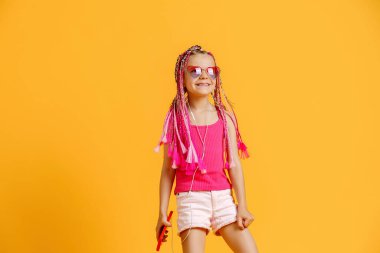 Rasta saçlı güzel bir Avrupalı kız. Cep telefonu elinde.