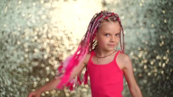 Snygg flicka med rosa dreadlocks och poserar på en gul paljett bakgrund. Skönhet, mode — Stockvideo