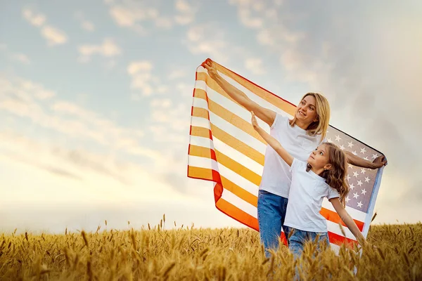 Mor och dotter med amerikansk flagga — Stockfoto