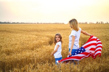 Amerikan Bayrağı taşıyan anne ve kızı